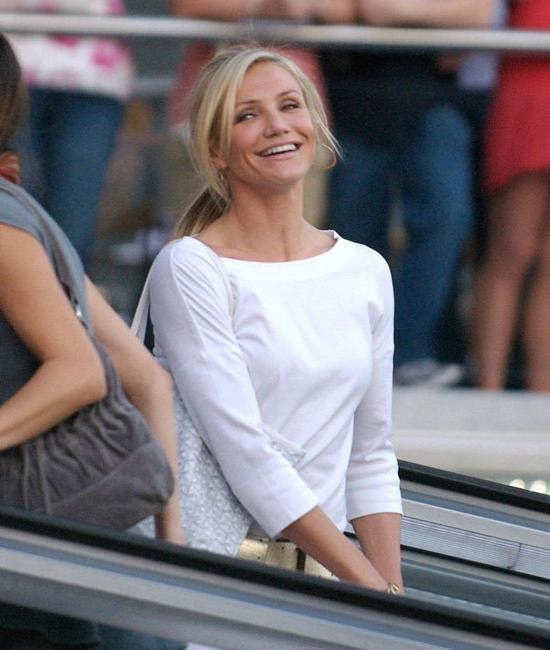16P Cameron Diaz hard nipples and sexy ass in bikini