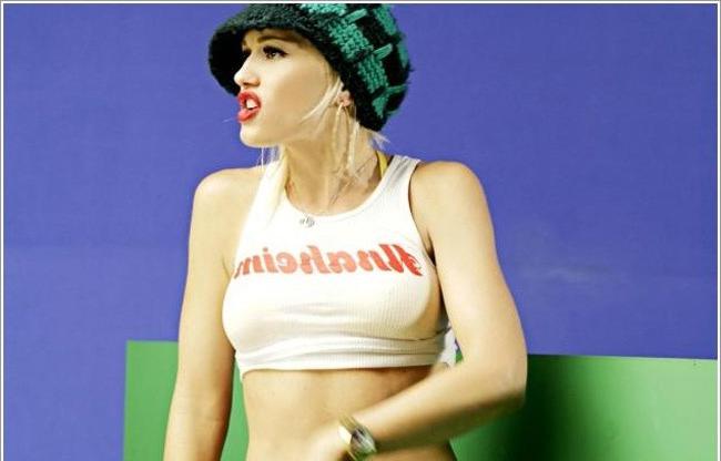 16P Celebrity babe Gwen Stefani nipple slip in public