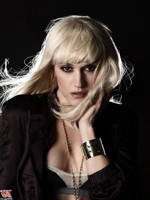 16P Celebrity babe Gwen Stefani nipple slip in public
