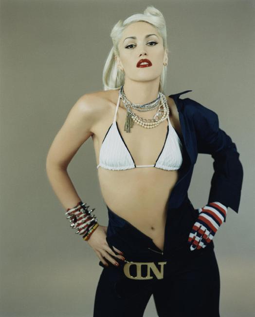 16P Celebrity babe Gwen Stefani nipple slip in public