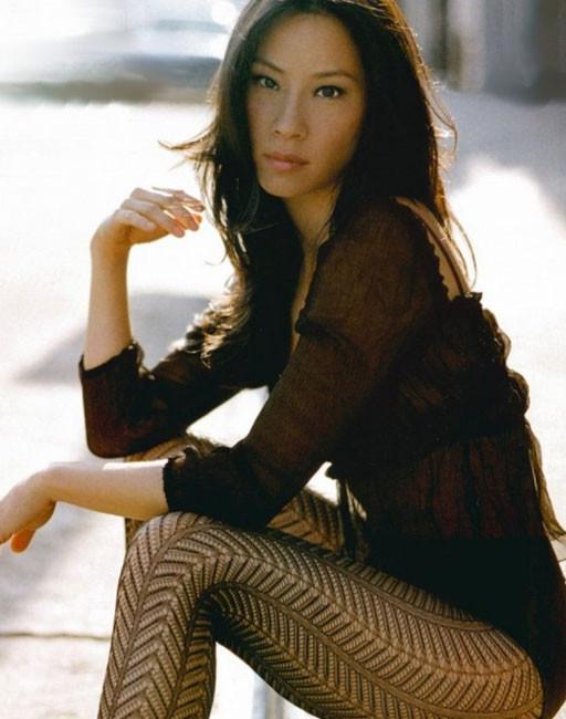16P Strip celeb Lucy Liu lesbian kiss and sexy perky tits