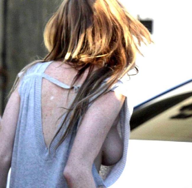 15P Celebrity babe Lindsay Lohan nude boobs and lovely ass