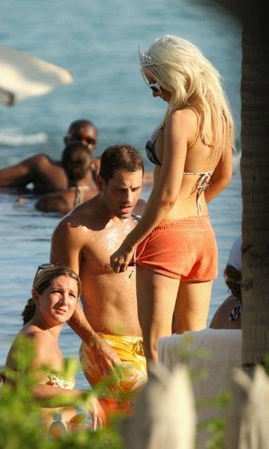 16P Celebrity star Christina Aguilera top ass and upskirt pics