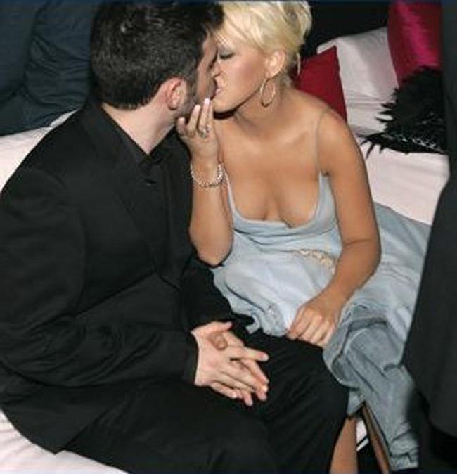 16P Celebrity star Christina Aguilera top ass and upskirt pics