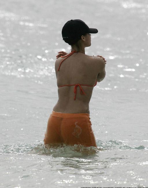 16P Black celebrity singer Alicia Keys hot ass on the beach