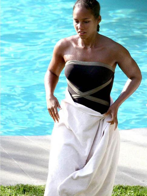 16P Black celebrity singer Alicia Keys hot ass on the beach