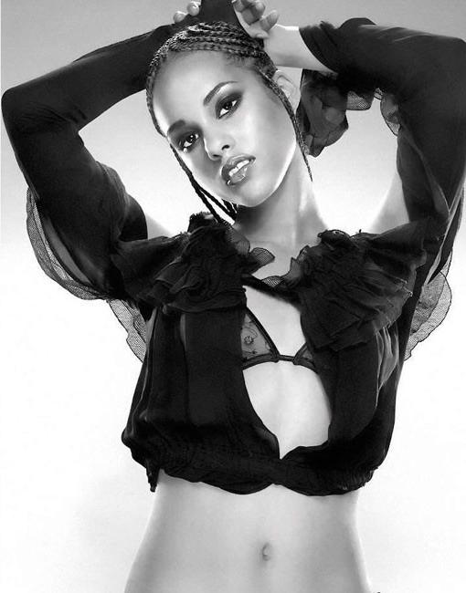 16P Black celebrity singer Alicia Keys hot ass on the beach