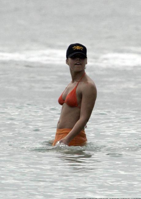 16P Black celebrity singer Alicia Keys hot ass on the beach