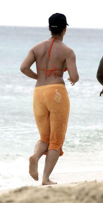 16P Black celebrity singer Alicia Keys hot ass on the beach