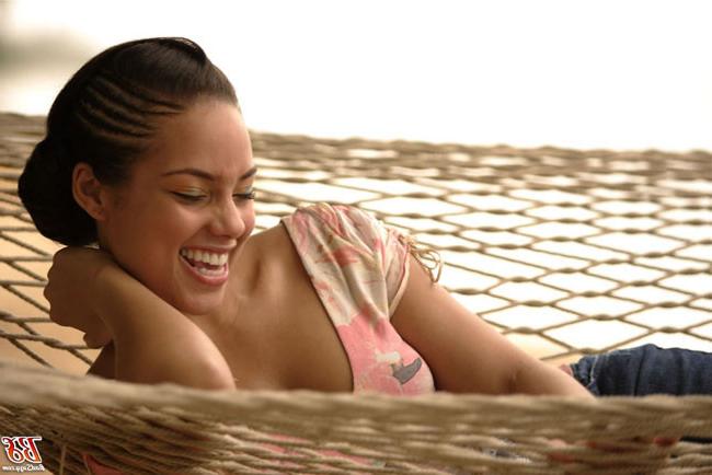 16P Black celebrity singer Alicia Keys hot ass on the beach