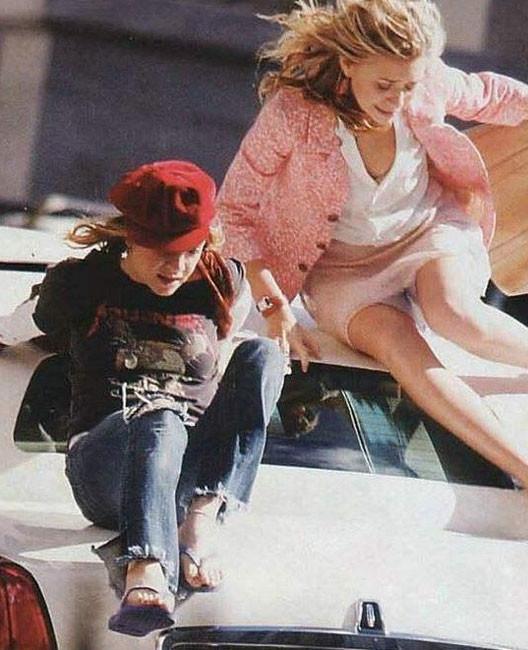 16P Fine celebs Olsen Twins sexy thongs in public