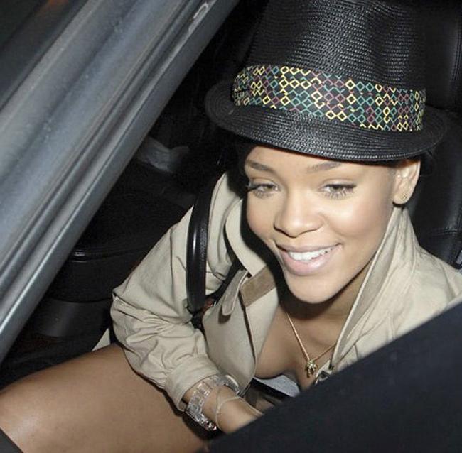 15P Celebrity Rihanna totally nude and pose in fetish lingerie