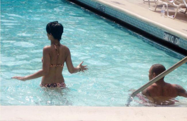 15P Celebrity Rihanna totally nude and pose in fetish lingerie