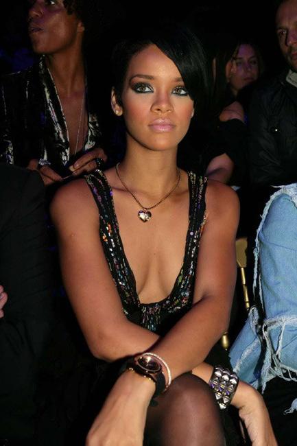 15P Celebrity Rihanna totally nude and pose in fetish lingerie