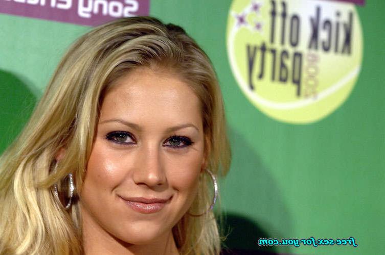 16P Anna Kournikova showing her nice tits and upskirt paparazzi pics