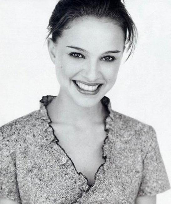 16P Celeb Natalie Portman strip and showing lovely nude ass