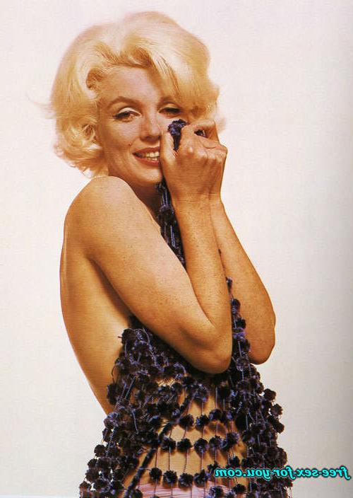 16P Marilyn Monroe showing her nice tits in see thru and posing nude