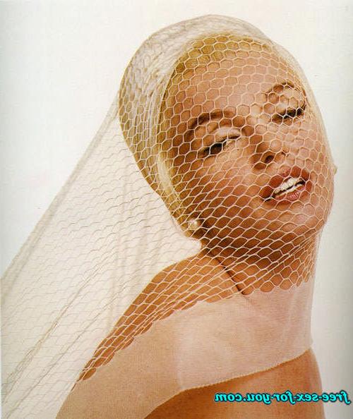 16P Marilyn Monroe showing her nice tits in see thru and posing nude