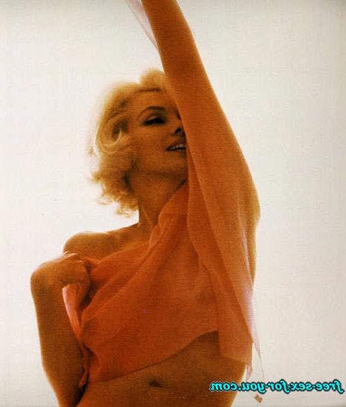 16P Marilyn Monroe showing her nice tits in see thru and posing nude