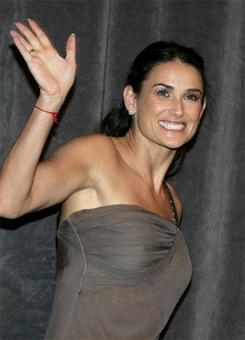 16P SExy celebrity milf Demi Moore nude tits