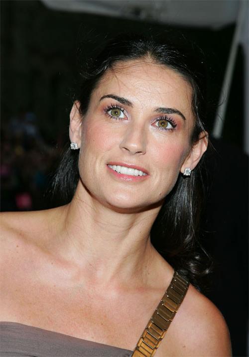 16P SExy celebrity milf Demi Moore nude tits