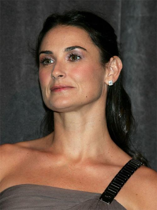 16P SExy celebrity milf Demi Moore nude tits