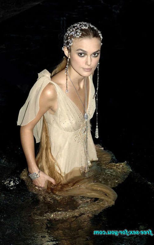 16P Keira Knightley showing her tits in wet shirt to paparazzi