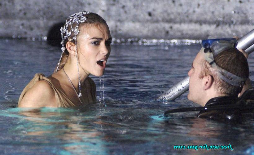 16P Keira Knightley showing her tits in wet shirt to paparazzi