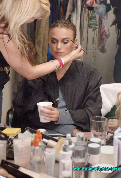 16P Keira Knightley showing her tits in wet shirt to paparazzi