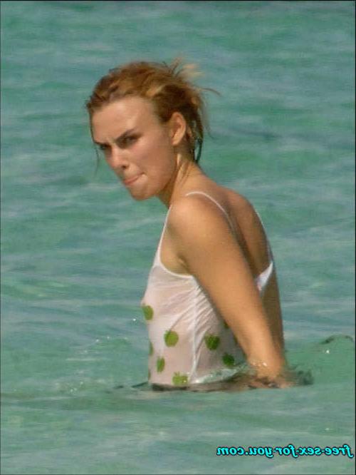 16P Keira Knightley showing her tits in wet shirt to paparazzi