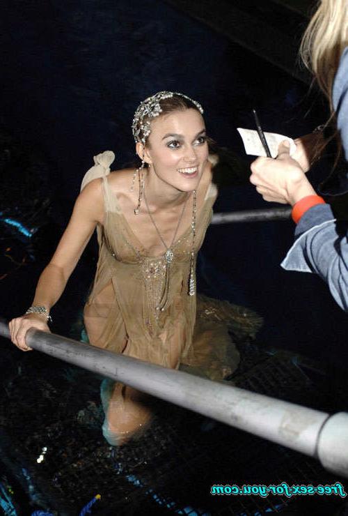 16P Keira Knightley showing her tits in wet shirt to paparazzi
