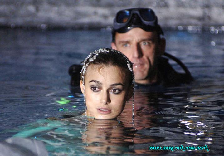 16P Keira Knightley showing her tits in wet shirt to paparazzi