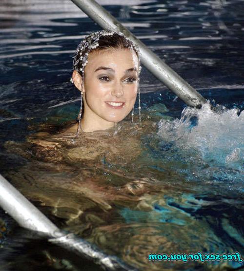16P Keira Knightley showing her tits in wet shirt to paparazzi