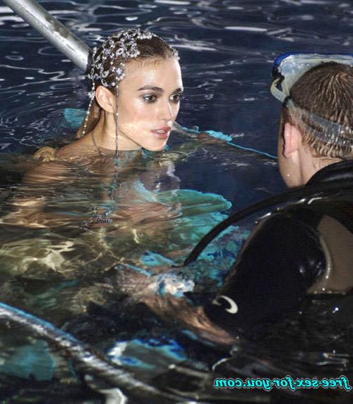 16P Keira Knightley showing her tits in wet shirt to paparazzi