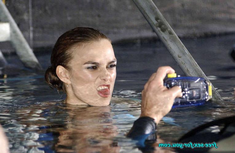 16P Keira Knightley showing her tits in wet shirt to paparazzi