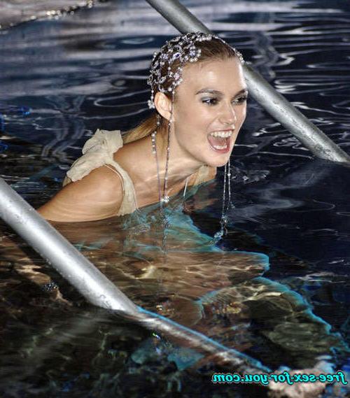 16P Keira Knightley showing her tits in wet shirt to paparazzi