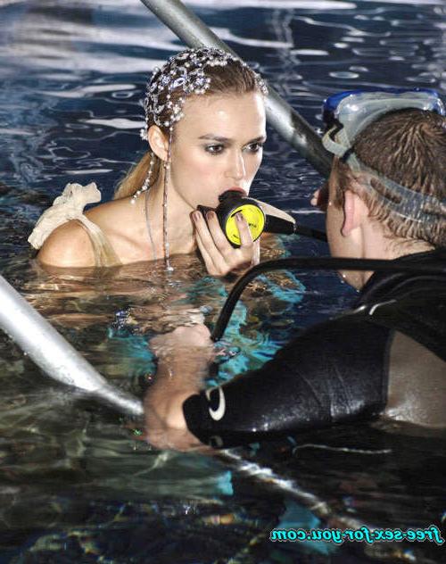 16P Keira Knightley showing her tits in wet shirt to paparazzi