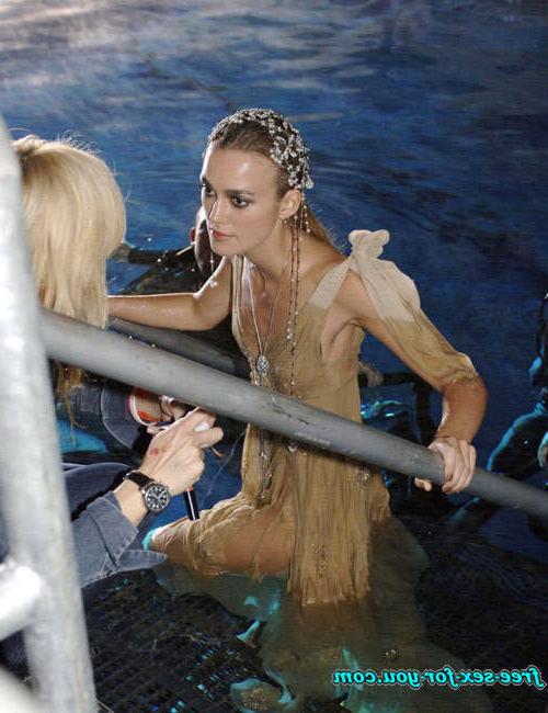 16P Keira Knightley showing her tits in wet shirt to paparazzi