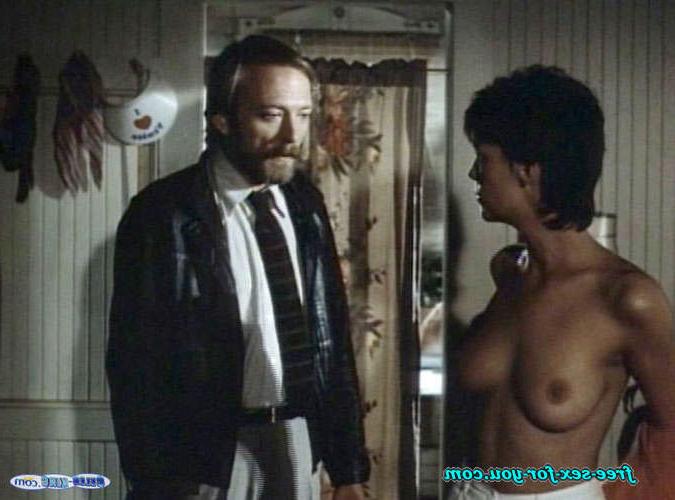 16P Jamie Lee Curtis showing her nice tits in nude movie scenes
