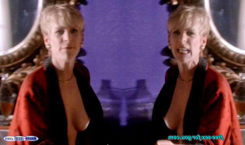16P Jamie Lee Curtis showing her nice tits in nude movie scenes