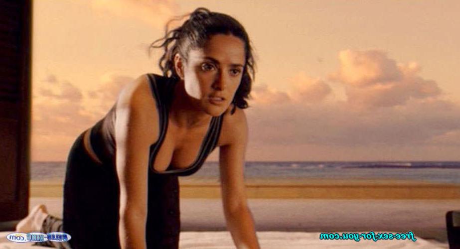 16P Salma Hayek showing her nice big tits in nude movie scenes