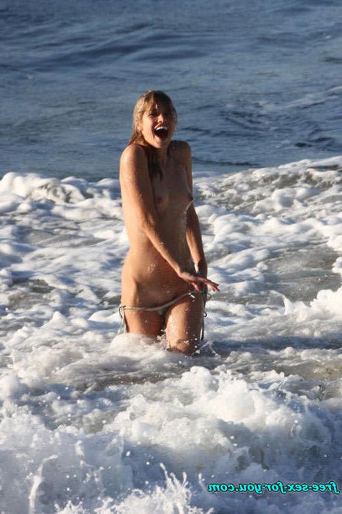 16P Julie Ordon showing her nice tits topless beach paparazzi pics