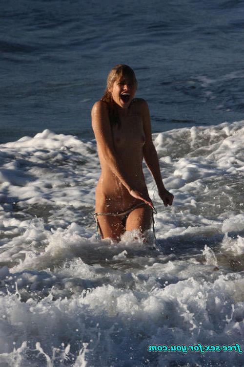 16P Julie Ordon showing her nice tits topless beach paparazzi pics
