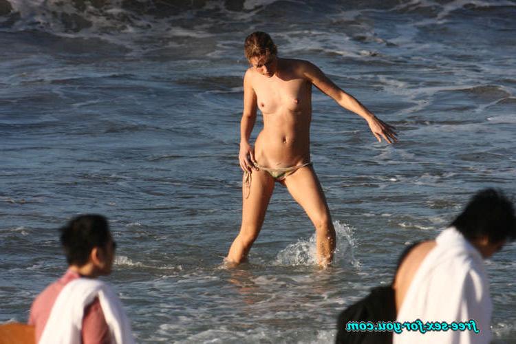 16P Julie Ordon showing her nice tits topless beach paparazzi pics