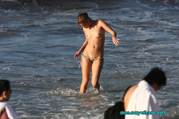 16P Julie Ordon showing her nice tits topless beach paparazzi pics