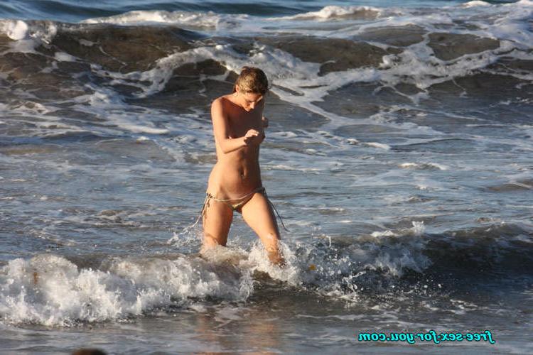 16P Julie Ordon showing her nice tits topless beach paparazzi pics