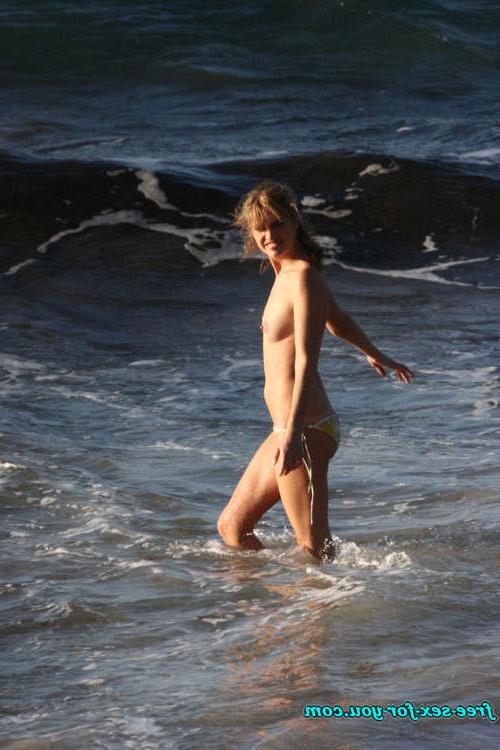 16P Julie Ordon showing her nice tits topless beach paparazzi pics