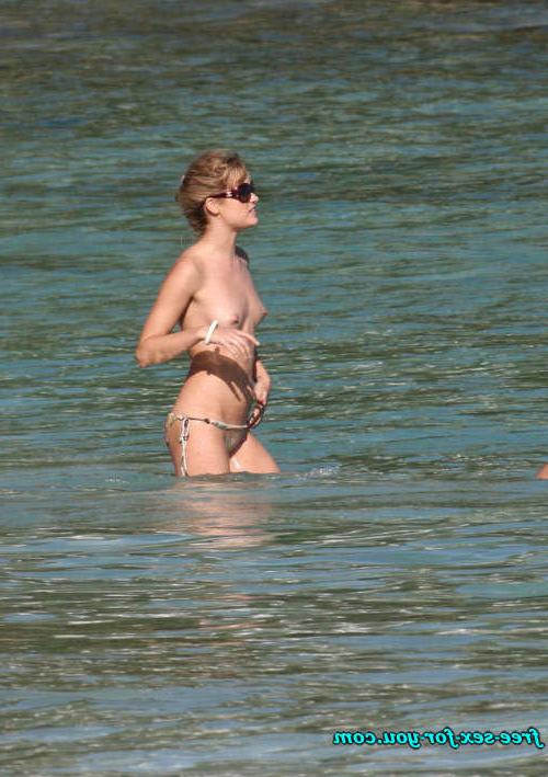 16P Julie Ordon showing her nice tits topless beach paparazzi pics