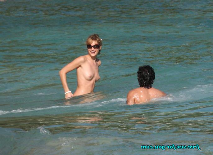 16P Julie Ordon showing her nice tits topless beach paparazzi pics
