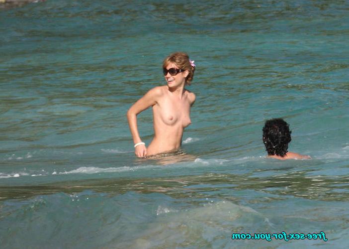 16P Julie Ordon showing her nice tits topless beach paparazzi pics